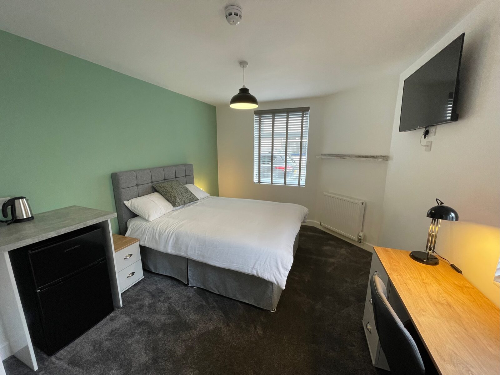 Furnished en-suite room with smart TV and desk, Gloucester Street